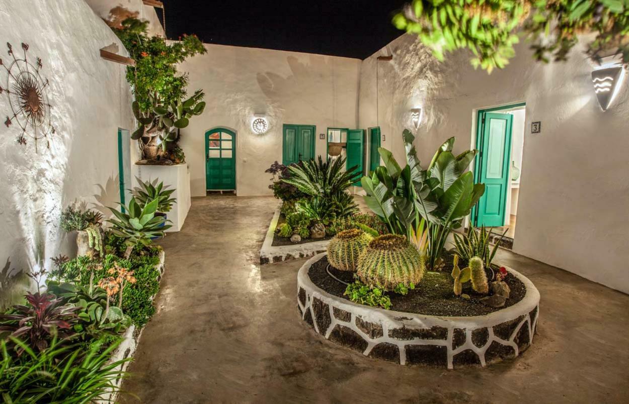 Los Lirios Hotel Rural - Adults Only ติอาส ภายนอก รูปภาพ